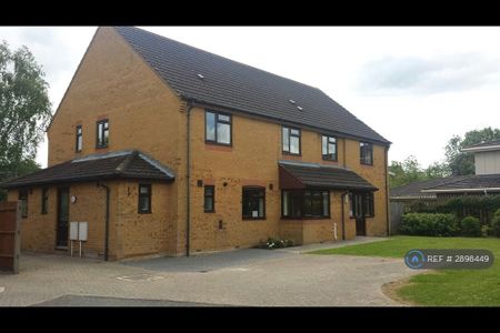 1 bedroom in a house share to rent - Photo 3
