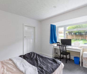 4 Bed Semi-Detached House, Medmerry Hill, BN2 - Photo 2