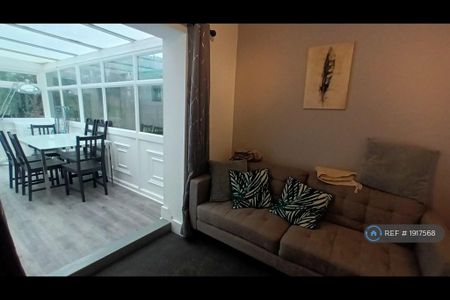 1 bedroom in a house share to rent - Photo 2