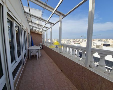 4 BEDROOM PENTHOUSE FOR RENT WITH SEA VIEWS IN THE CENTER OF TORREVIEJA - Photo 3