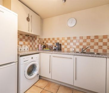 1 bed Flat To Let - Photo 4