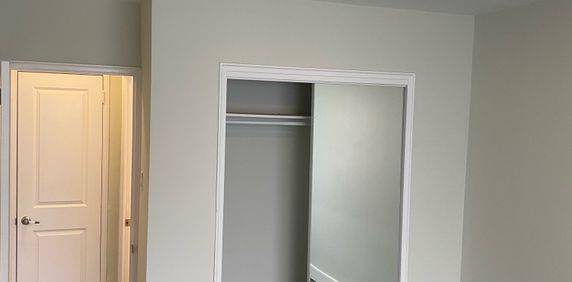 MIMICO WATERFRONT PARK, UNIQUE RENOVATED ART DECO BUILDING BY AWARD WINNING DESIGNER - Photo 2