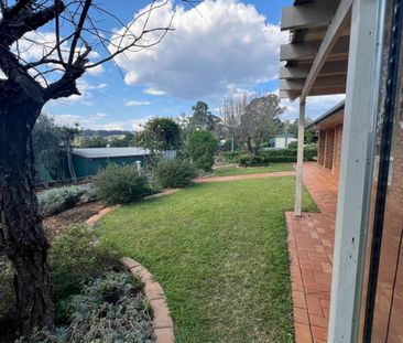 Lovely Established Home on 1,332 m² Allotment - Photo 3