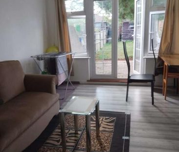 Aluric Close, Grays, RM16 - Photo 2