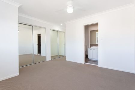 Modern 3 bedroom Townhouse, Available 18 July 2026 - Photo 3