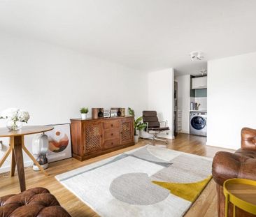 Flat to rent - Defence Close, London, SE28 - Photo 2