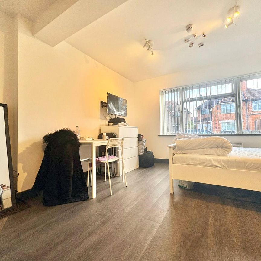 Wellington Avenue, Hounslow, TW3 3SX - Photo 1