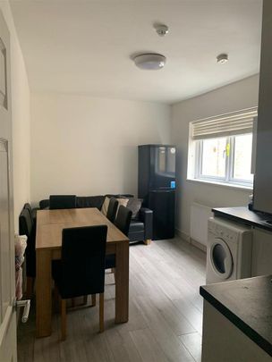 3 bedroom flat to rent - Photo 1