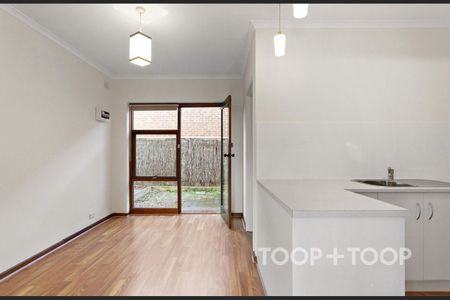 Neat 2 Bedroom Unit! - Photo 2