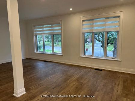 7 Resolution Crescent #Main Floor - Photo 2