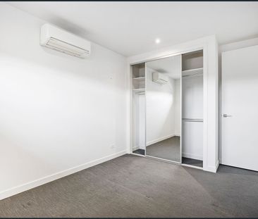 Private Three Bedroom Ivanhoe Living - Photo 2