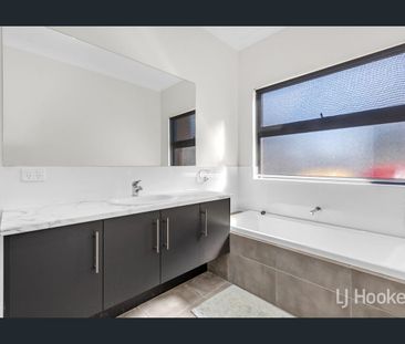 Modern 3 Bedroom Family Home - Photo 1