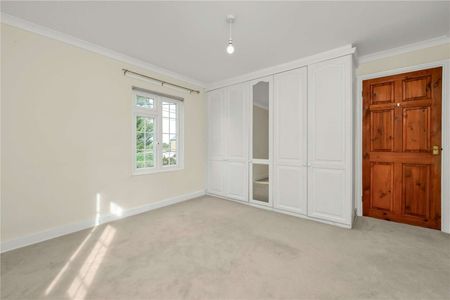 Four bedroom detached cottage in the heart of Warfield - Photo 4