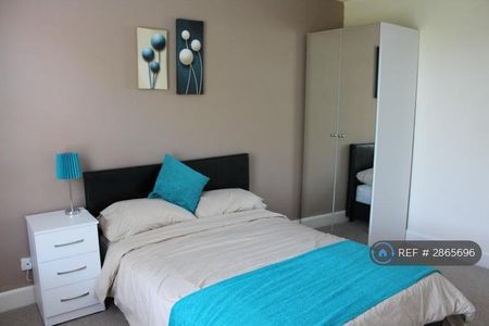 1 bedroom in a house share to rent - Photo 3
