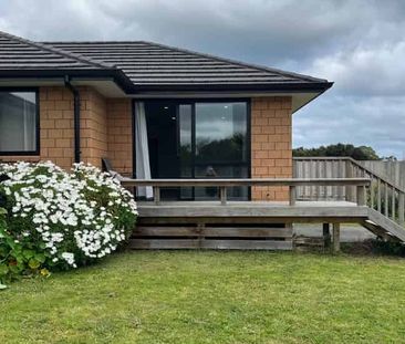 Modern 3-Bedroom Family Home in Ruakākā - Photo 4