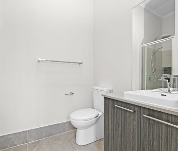 Sunny two bedroom flat - Photo 5