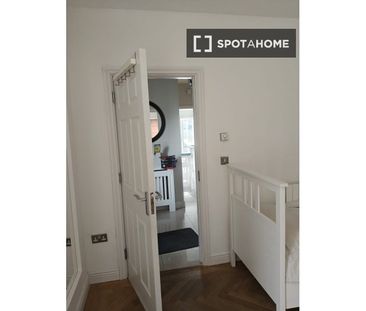 Room for rent in 4-bedroom house in Rathcoole, Dublin - Photo 4