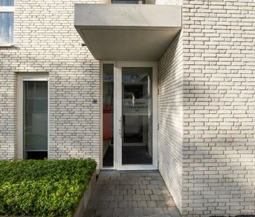 KNAP APPARTEMENT MET 1 SLAAPKAMER EN STAANPLAATS IN SINT-TRUIDEN - Photo 2