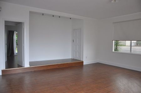 New Lynn 4 Bedrooms House with large garage - Photo 5