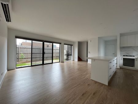 2/17 Bevan Avenue, Clayton South VIC 3169 - Townhouse For Rent | Domain - Photo 5