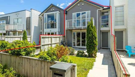 Well maintained 3-Bed Townhouse + Double Garage - Photo 4