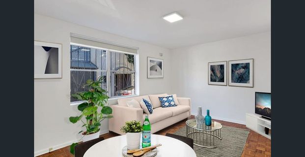 Charming Two-Bedroom Apartment in Prime Location - Photo 1