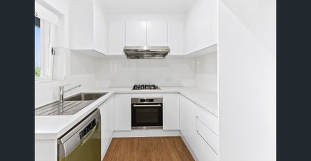 Oversized apartment in sought after location - Photo 4