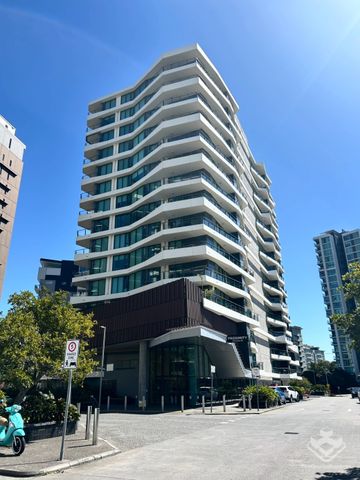 Stunning River Views | Modern 2 Bed, 2 Bath with Car Park & Storage Cage - Photo 5
