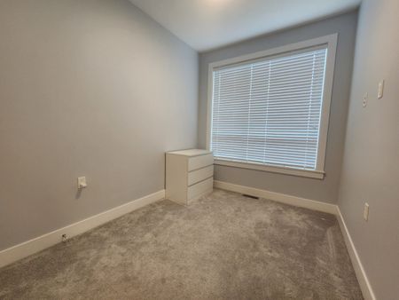 Stunning Three Bedroom Townhouse with Huge Roof Top Patio, Yard and Central AC - Photo 3