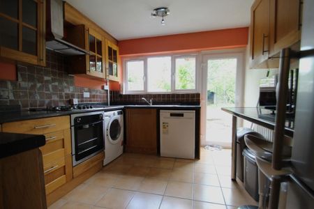 6 bedroom semi-detached house to rent - Photo 2