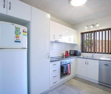 Central Furnished Two Bedroom Townhouse - Photo 3