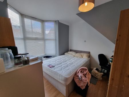 5 Bed Student Accommodation - Photo 5