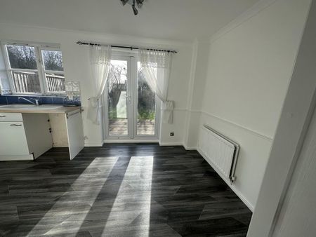 3 bedroom semi-detached house to rent - Photo 3