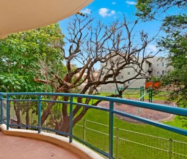 SPACIOUS OVERSIZE 3 BEDROOM APARTMENT WITH LOCK UP GARAGE - Photo 6