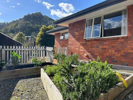 Sunny 3-Bedroom Home with Grampians Views - Photo 3