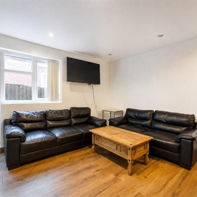 8 bedroom house to rent - Photo 1