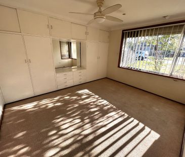 Spacious Four Bedroom Brick Home&excl;&excl; - Photo 2