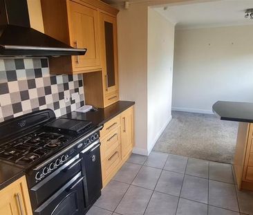 3 bedroom detached bungalow to rent - Photo 2