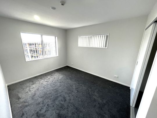 RARE MODERN PENTHOUSE - SPACIOUS & CENTRAL - Photo 1