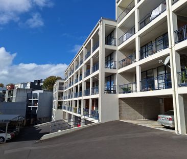 Spacious with large balcony and views! - Photo 5