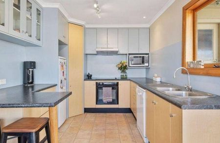 Family Home - Photo 5