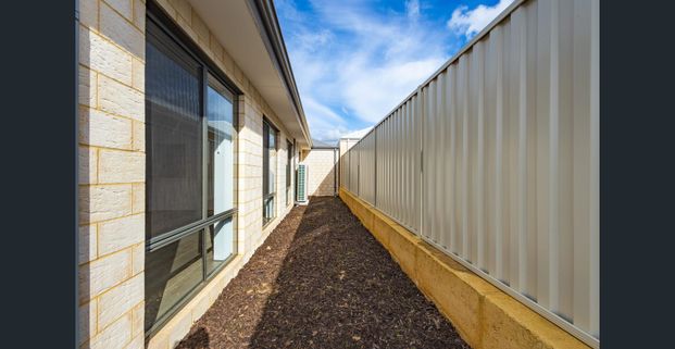 Brand New 4 Bedroom 2 Bathroom Family Home - Photo 1