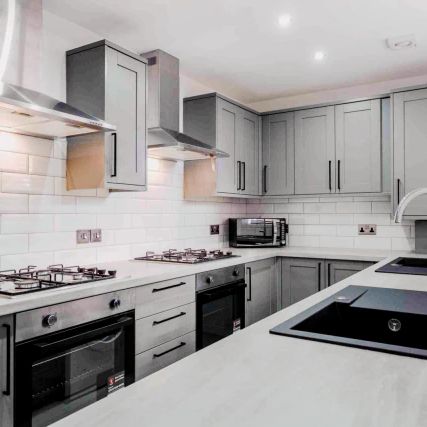 6 Beds 4 Baths - Photo 1