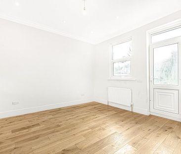 4 bedroom flat to rent - Photo 1