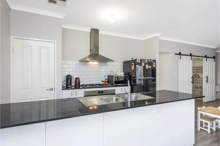 Stylish, Spacious & Seconds from the Sea - With Rear Roller-Door Access - Photo 4