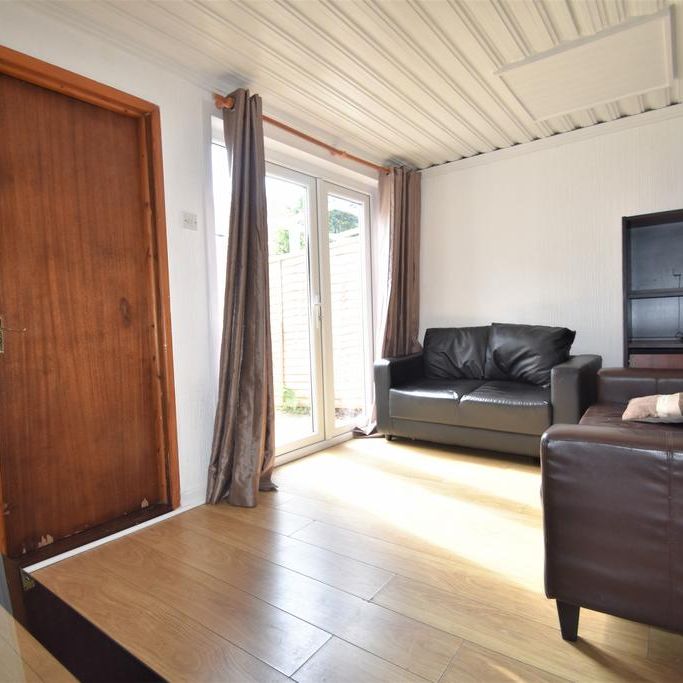 6 bedroom semi-detached house to rent - Photo 1