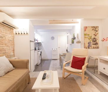 Cosy 1 Bedroom Apartment in Modernist Building - Photo 1