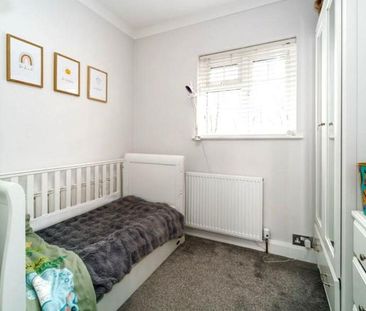 4 bedroom semi-detached house to rent - Photo 4