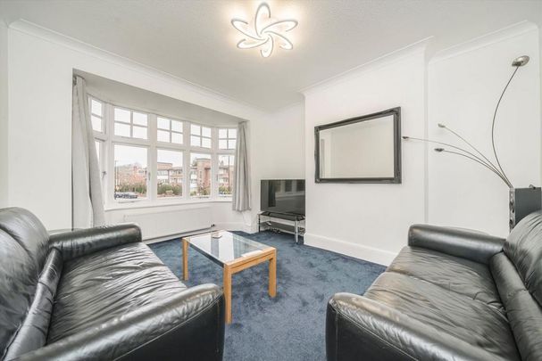 3 bedroom flat to rent - Photo 1