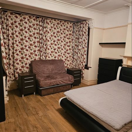 Room in a Shared House, Galpins Road, CR7 - Photo 4